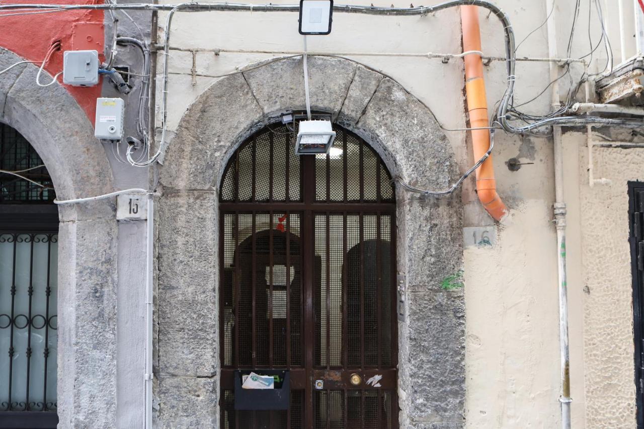 Shabby Chic Apartment In The Vibrant City Center Napoli Bagian luar foto